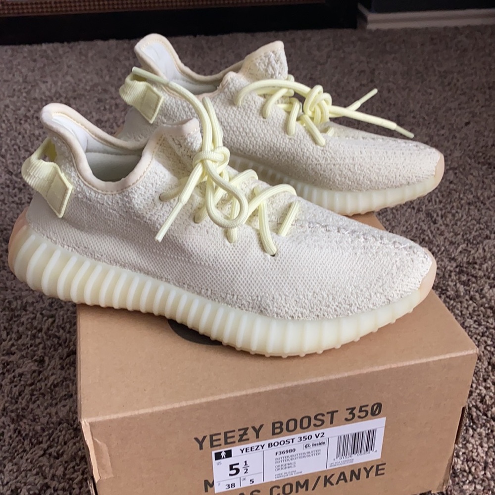 Yeezy boost 350 women’s size 5 1/2 fits like a 6 - Picture 3 of 9